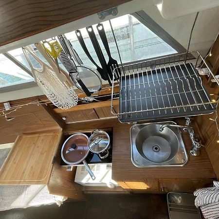 מלון סנט אדריה דה בסוס Beautiful 70S Vintage Yacht Boat In Barcelona מראה חיצוני תמונה