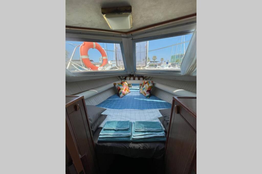 מלון סנט אדריה דה בסוס Beautiful 70S Vintage Yacht Boat In Barcelona מראה חיצוני תמונה