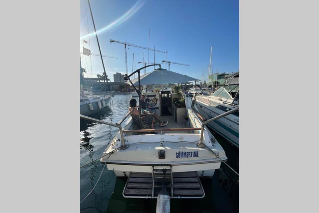 מלון סנט אדריה דה בסוס Beautiful 70S Vintage Yacht Boat In Barcelona מראה חיצוני תמונה