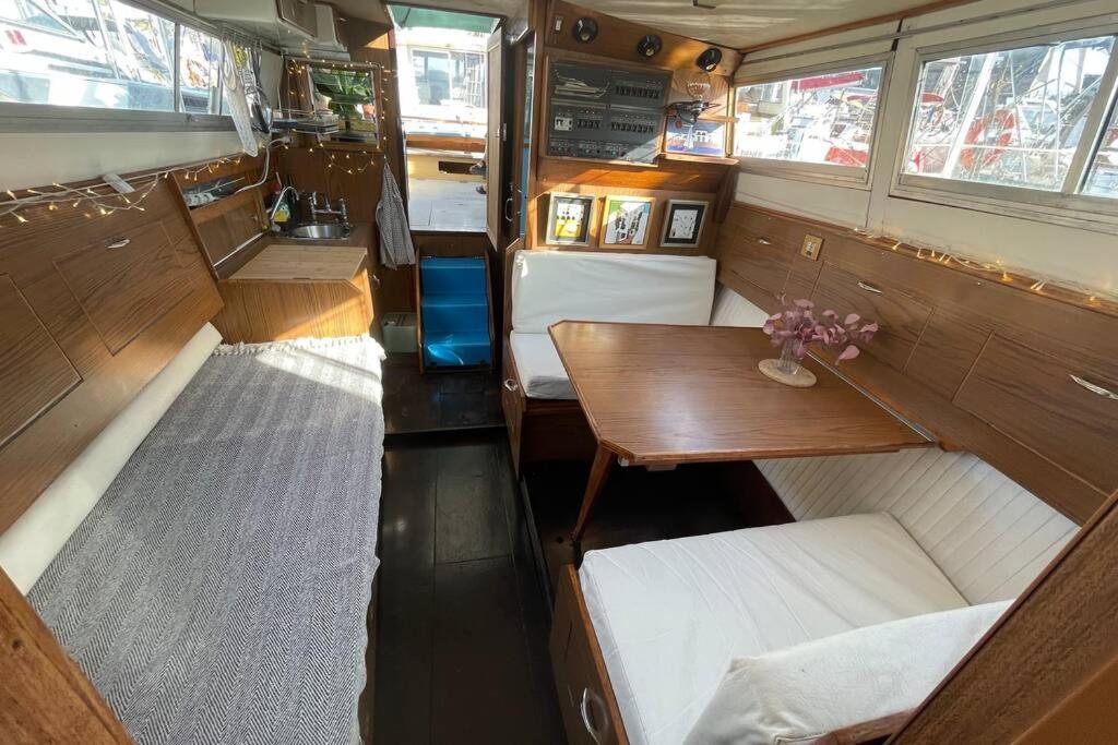 מלון סנט אדריה דה בסוס Beautiful 70S Vintage Yacht Boat In Barcelona מראה חיצוני תמונה