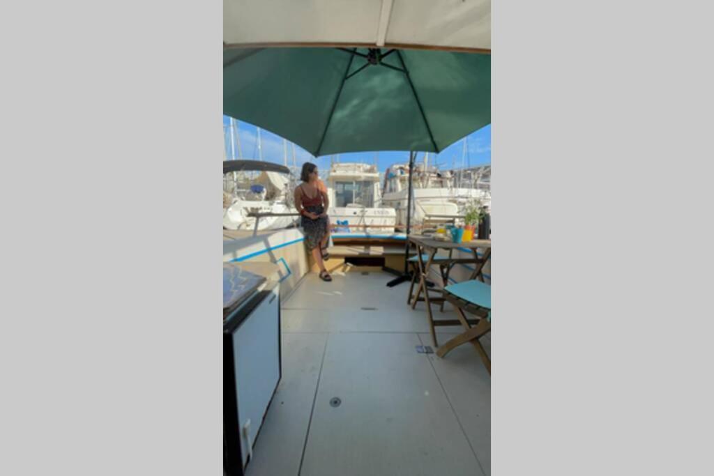 מלון סנט אדריה דה בסוס Beautiful 70S Vintage Yacht Boat In Barcelona מראה חיצוני תמונה