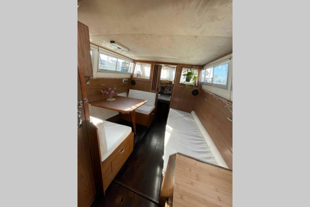 מלון סנט אדריה דה בסוס Beautiful 70S Vintage Yacht Boat In Barcelona מראה חיצוני תמונה