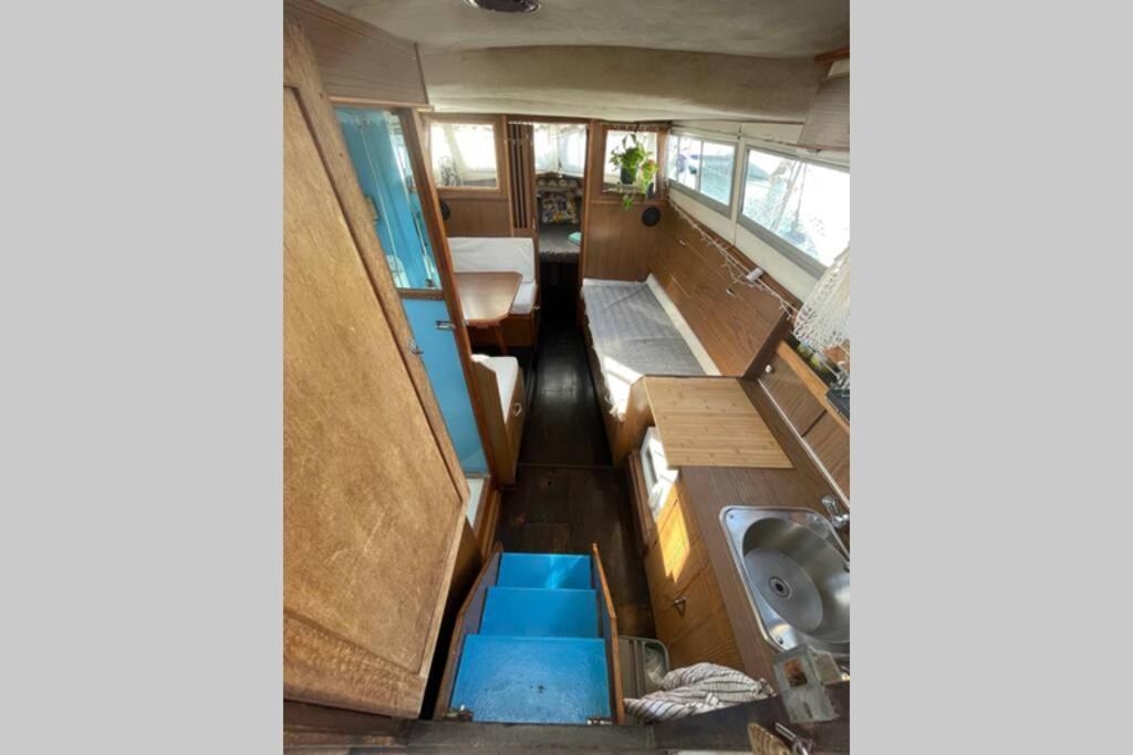 מלון סנט אדריה דה בסוס Beautiful 70S Vintage Yacht Boat In Barcelona מראה חיצוני תמונה