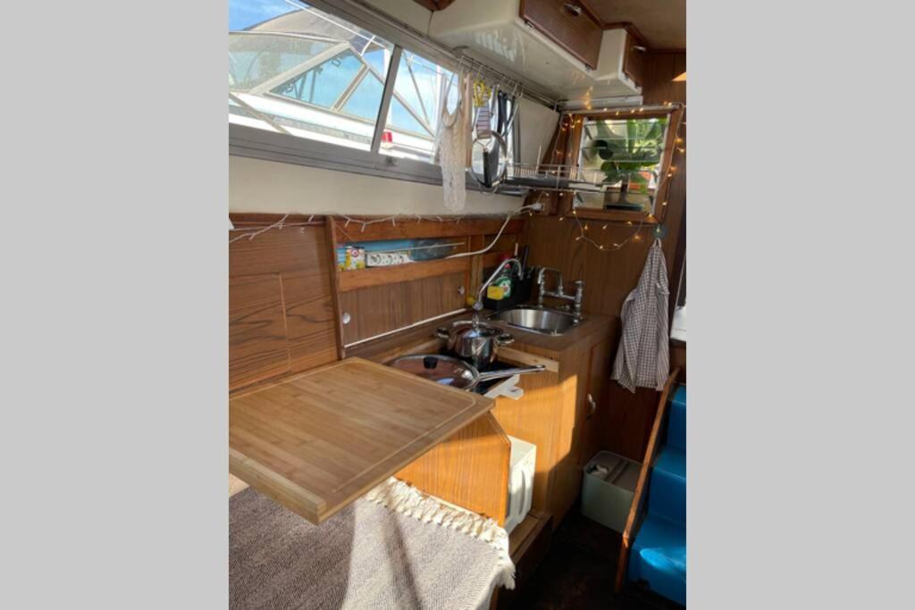 מלון סנט אדריה דה בסוס Beautiful 70S Vintage Yacht Boat In Barcelona מראה חיצוני תמונה