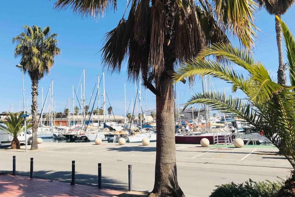 מלון סנט אדריה דה בסוס Beautiful 70S Vintage Yacht Boat In Barcelona מראה חיצוני תמונה