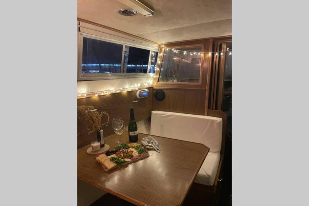 מלון סנט אדריה דה בסוס Beautiful 70S Vintage Yacht Boat In Barcelona מראה חיצוני תמונה
