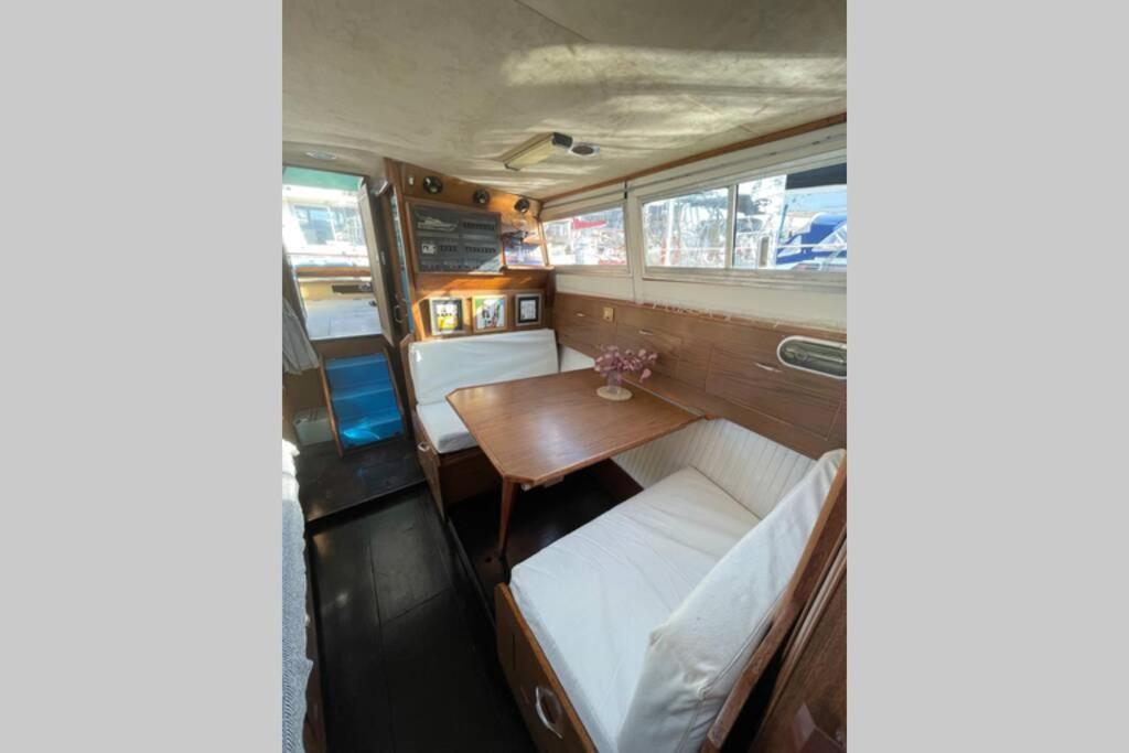 מלון סנט אדריה דה בסוס Beautiful 70S Vintage Yacht Boat In Barcelona מראה חיצוני תמונה