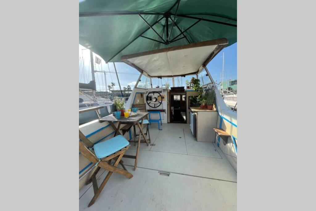 מלון סנט אדריה דה בסוס Beautiful 70S Vintage Yacht Boat In Barcelona מראה חיצוני תמונה