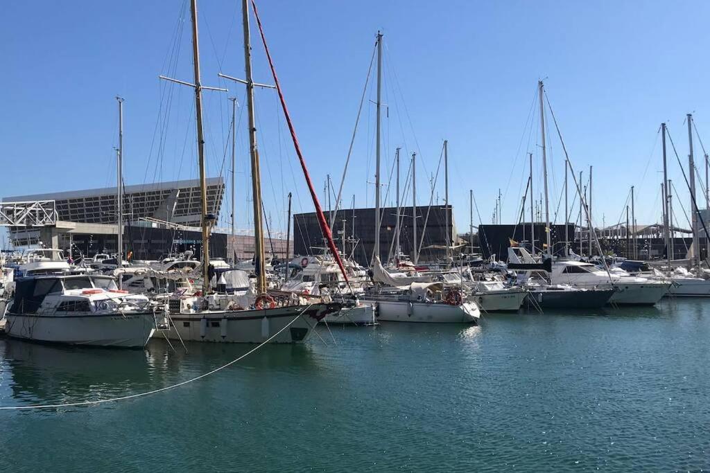 מלון סנט אדריה דה בסוס Beautiful 70S Vintage Yacht Boat In Barcelona מראה חיצוני תמונה