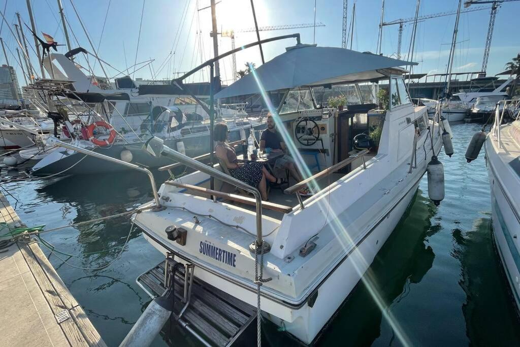 מלון סנט אדריה דה בסוס Beautiful 70S Vintage Yacht Boat In Barcelona מראה חיצוני תמונה