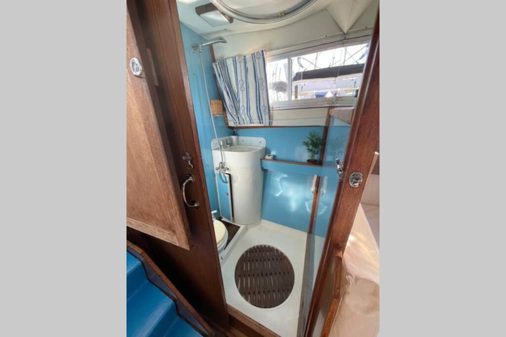 מלון סנט אדריה דה בסוס Beautiful 70S Vintage Yacht Boat In Barcelona מראה חיצוני תמונה