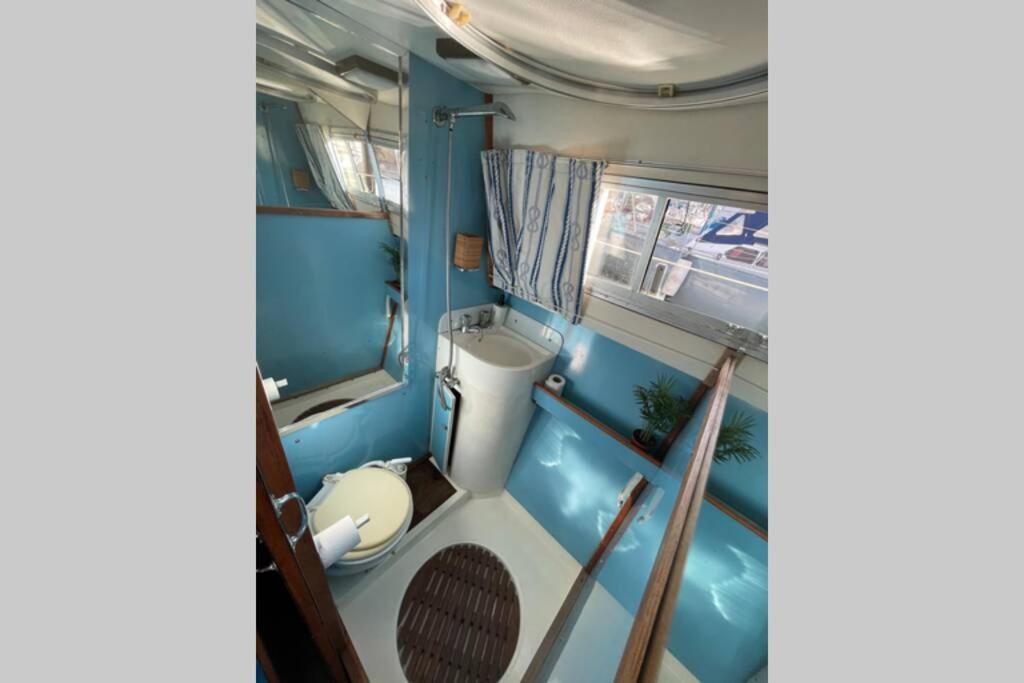 מלון סנט אדריה דה בסוס Beautiful 70S Vintage Yacht Boat In Barcelona מראה חיצוני תמונה