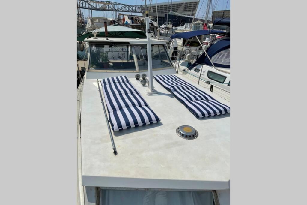 מלון סנט אדריה דה בסוס Beautiful 70S Vintage Yacht Boat In Barcelona מראה חיצוני תמונה