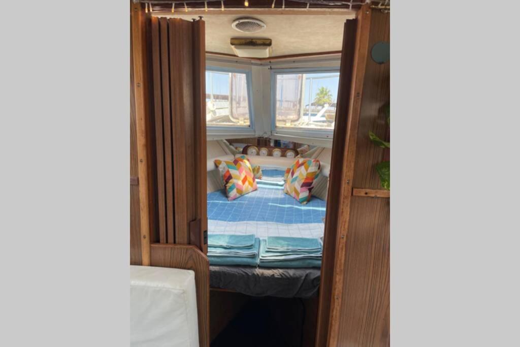 מלון סנט אדריה דה בסוס Beautiful 70S Vintage Yacht Boat In Barcelona מראה חיצוני תמונה
